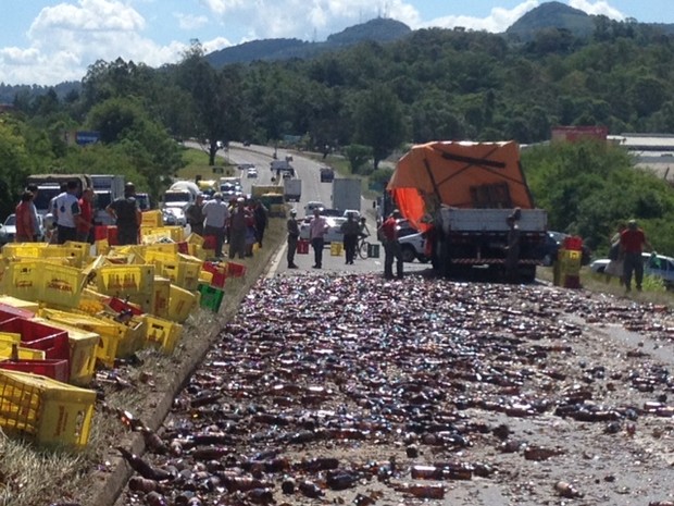 Carga de cerveja tomba em rodovia (Foto: Alexandre dos Santos/RBS TV)