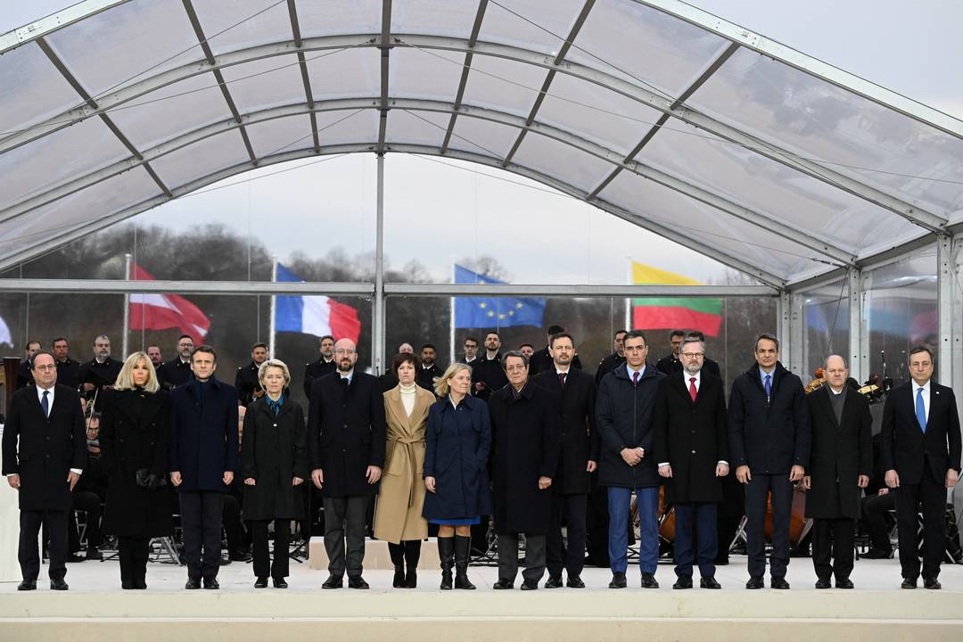 Líderes europeus reunidos em Versalhes, na França, nesta sexta-feira (11)