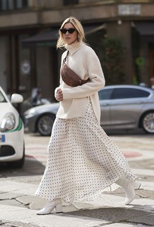 No street style da semana de moda de Milão, fashionista apostou na saia longa de poá (Foto: Imaxtree)