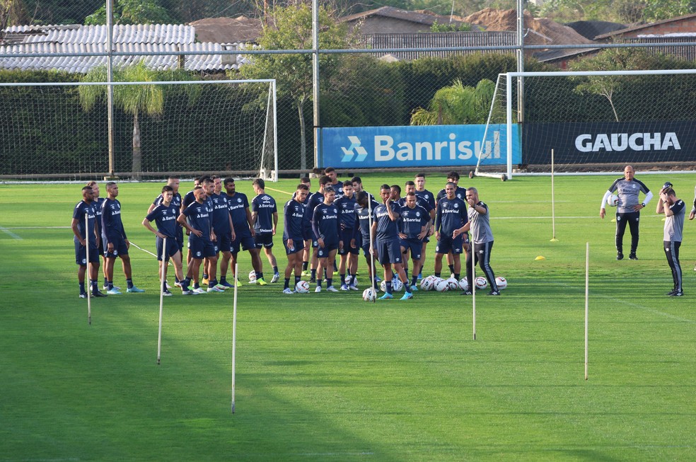 Bitello sente o tornozelo durante treino de bola parada