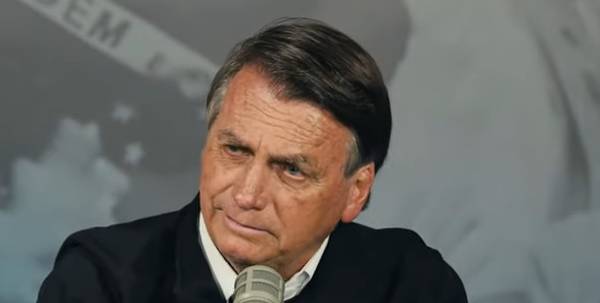 Bolsonaro destaca a filha caçula: de 'fraquejada' a 'mais importante' -  Politica - Estado de Minas