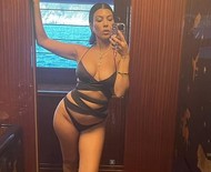 Kourtney Kardashian compartilha fotos sexy de viagem com noivo e enlouquece fãs
