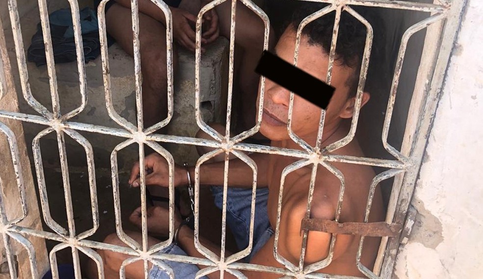 Internos eram mantidos em espaços similares a celas, algemados e com sinais de espancamento, aponta denúncia — Foto: Ministério Público/Divulgação