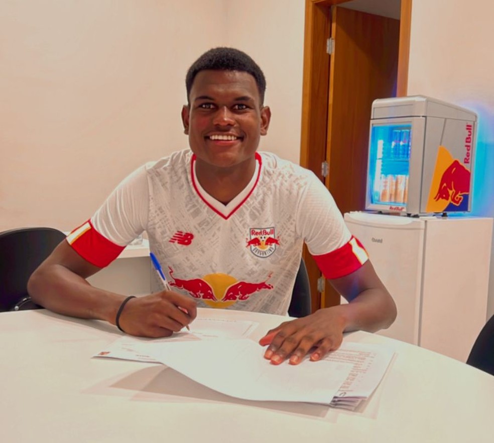 Zagueiro Cipriano assina contrato com o Bragantino II — Foto: Divulgação