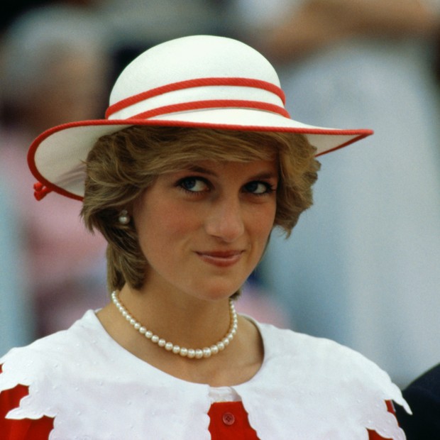 Diana, Princess of Wales, wears an outfit in the colors of Canada during a state visit to Edmonton, Alberta, with her husband. (Foto: Bettmann Archive)