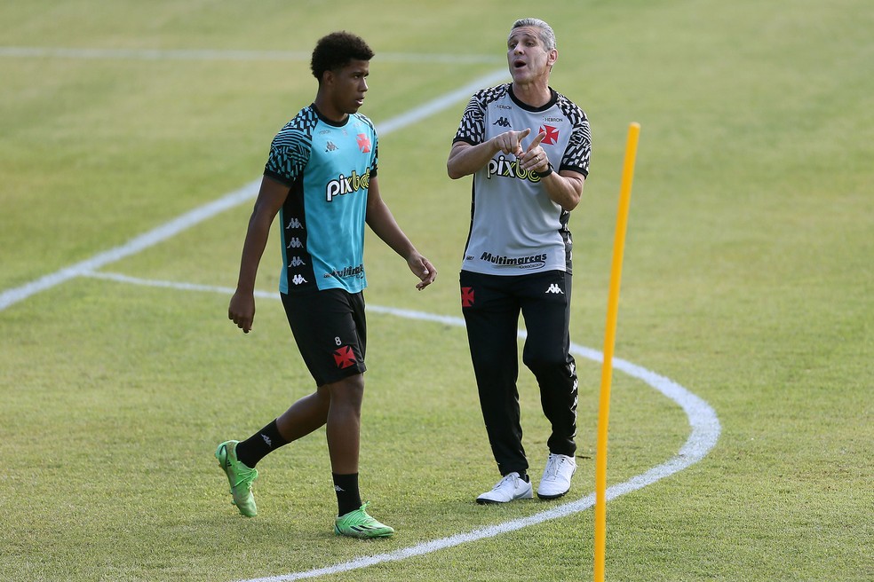 Jorginho orienta Andrey em treino do Vasco em Itu — Foto: Daniel Ramalho / Vasco