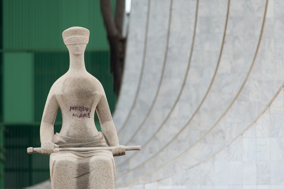 Escultura 'A Justiça', de Alfredo Ceschiatti, é depredada por participantes de ato golpista nas sedes dos Três Poderes em Brasília, em 8 de janeiro de 2023