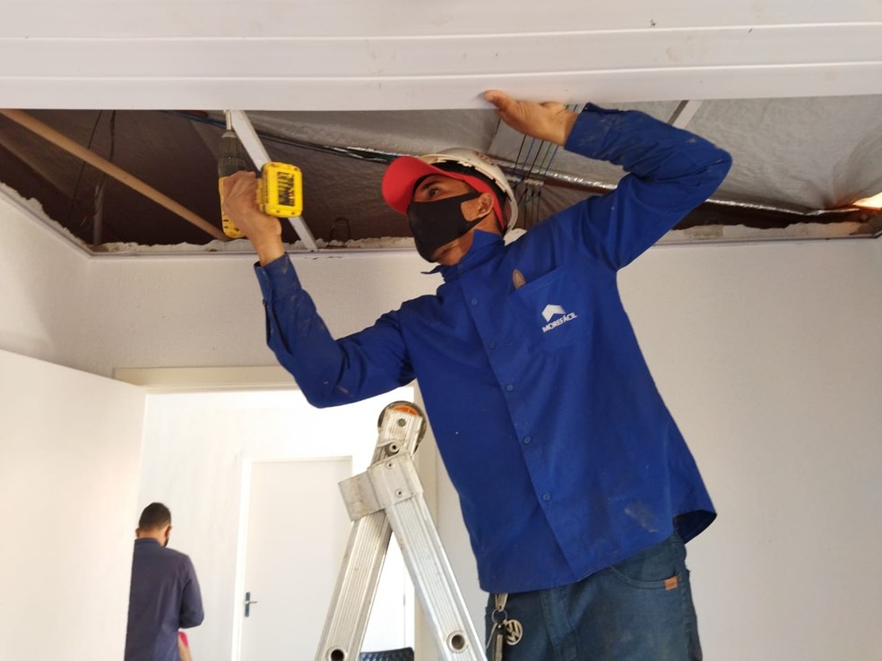 Funcionários de construtora iniciaram reparos na casa nesta segunda-feira (16). — Foto: Arquivo pessoal
