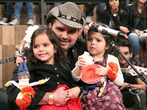 Luciano com as filhas (Foto: Altas Horas / GShow)