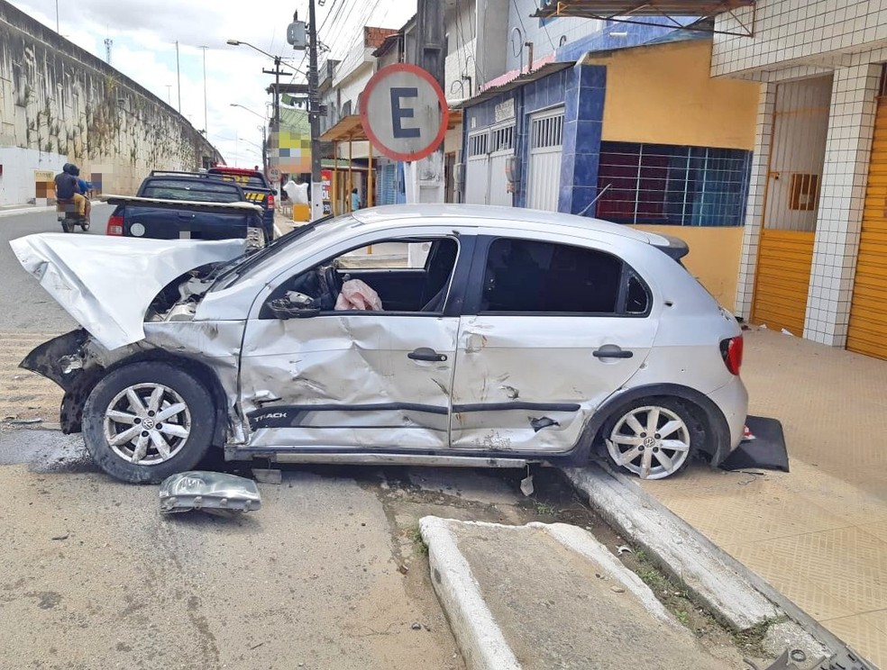 Carro dirigido por homens que foram baleados ficou destruído, em Bonança, em  Moreno, na Zona da mata Sul de Pernambuco — Foto: Polícia Rodoviária Federal/Divulgação