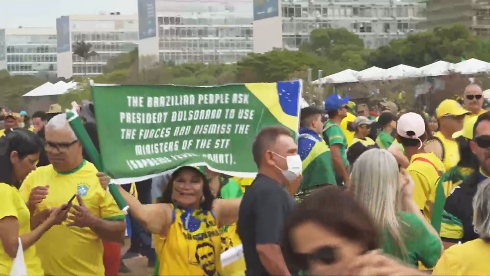 Faixa antidemocrática em favor do presidente Jair Bolsonaro (PL) durante comemorações do 7 de Setembro, em Brasília — Foto: TV Globo/Reprodução