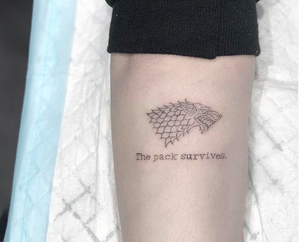 A tatuagem feita por Sophie Turner em 2018 com spoilers dos eventos mostrados na temporada final de Game of Thrones (Foto: Instagram)