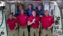 Astronautas chegam à estação espacial onde ficarão seis meses