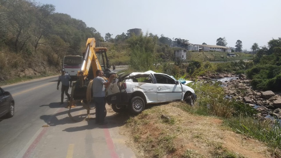 Carro é retirado de rio quase duas semanas após acidente em Itupeva (SP) — Foto: Divulgação/Prefeitura de Itupeva