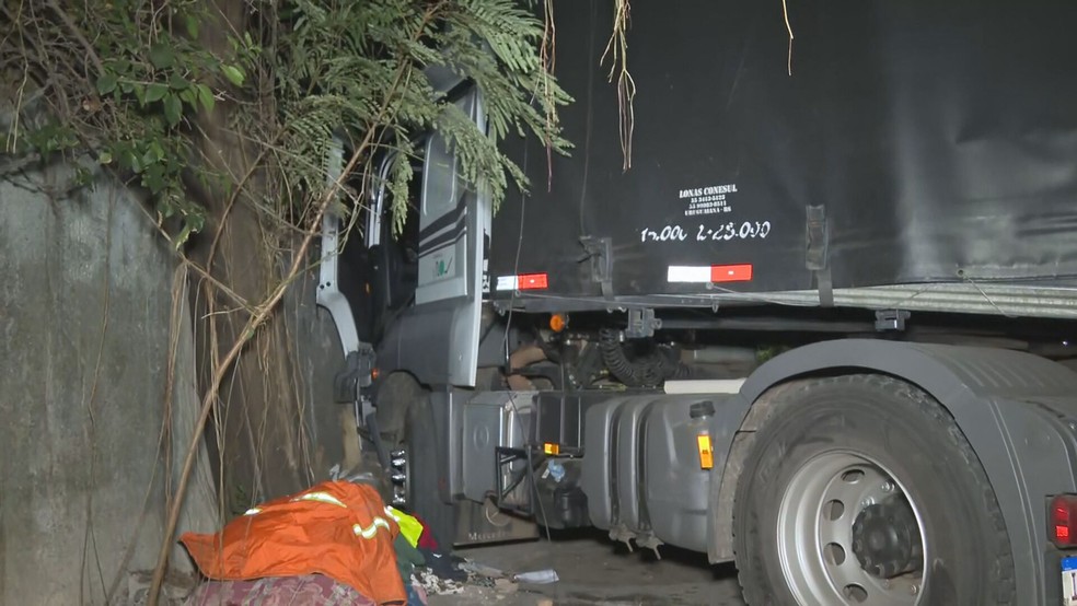 Caminhão desgovernado atingiu 20 veículos e 5 casas antes de parar. Caso aconteceu em Santa Luzia, na Grande BH. — Foto: TV Globo