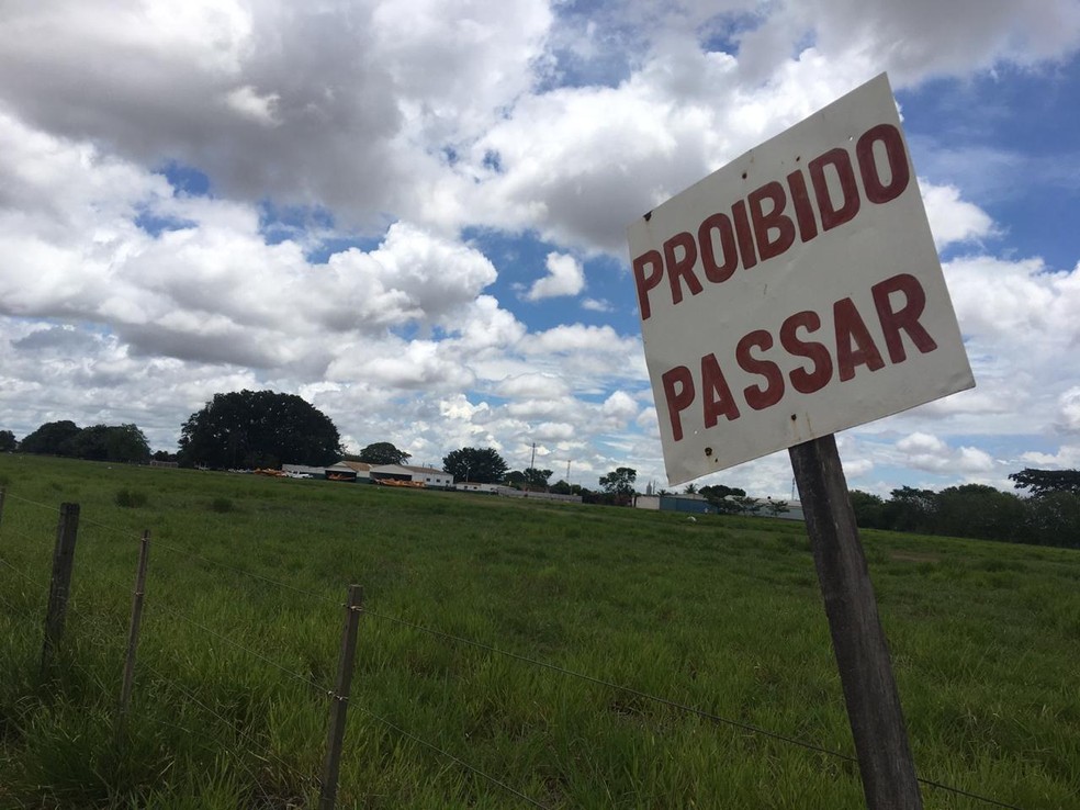 Placa no local sinaliza a proibição de pedestres — Foto: Michele Bacelar/TV TEM