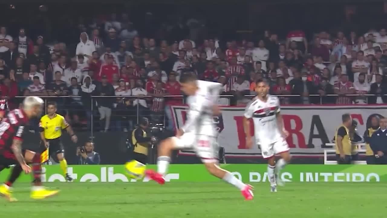 Checagem pelo VAR do lance que originou o segundo gol do Flamengo contra o S&atilde;o Paulo