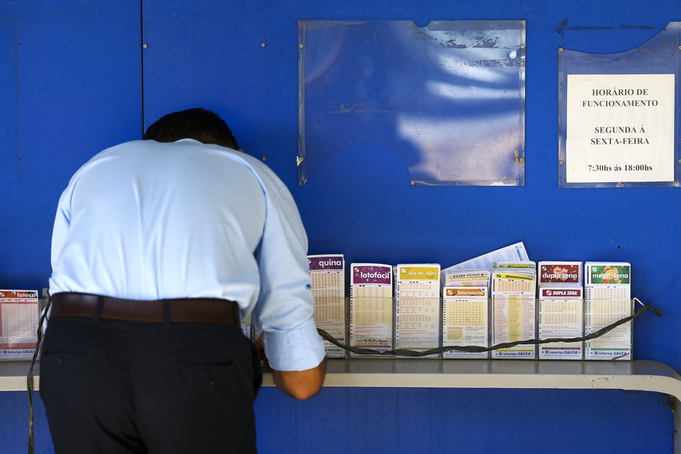 Apostador preenche bilhete em casa lotérica de Brasília (DF) — Foto: Marcelo Camargo/Agência Brasil
