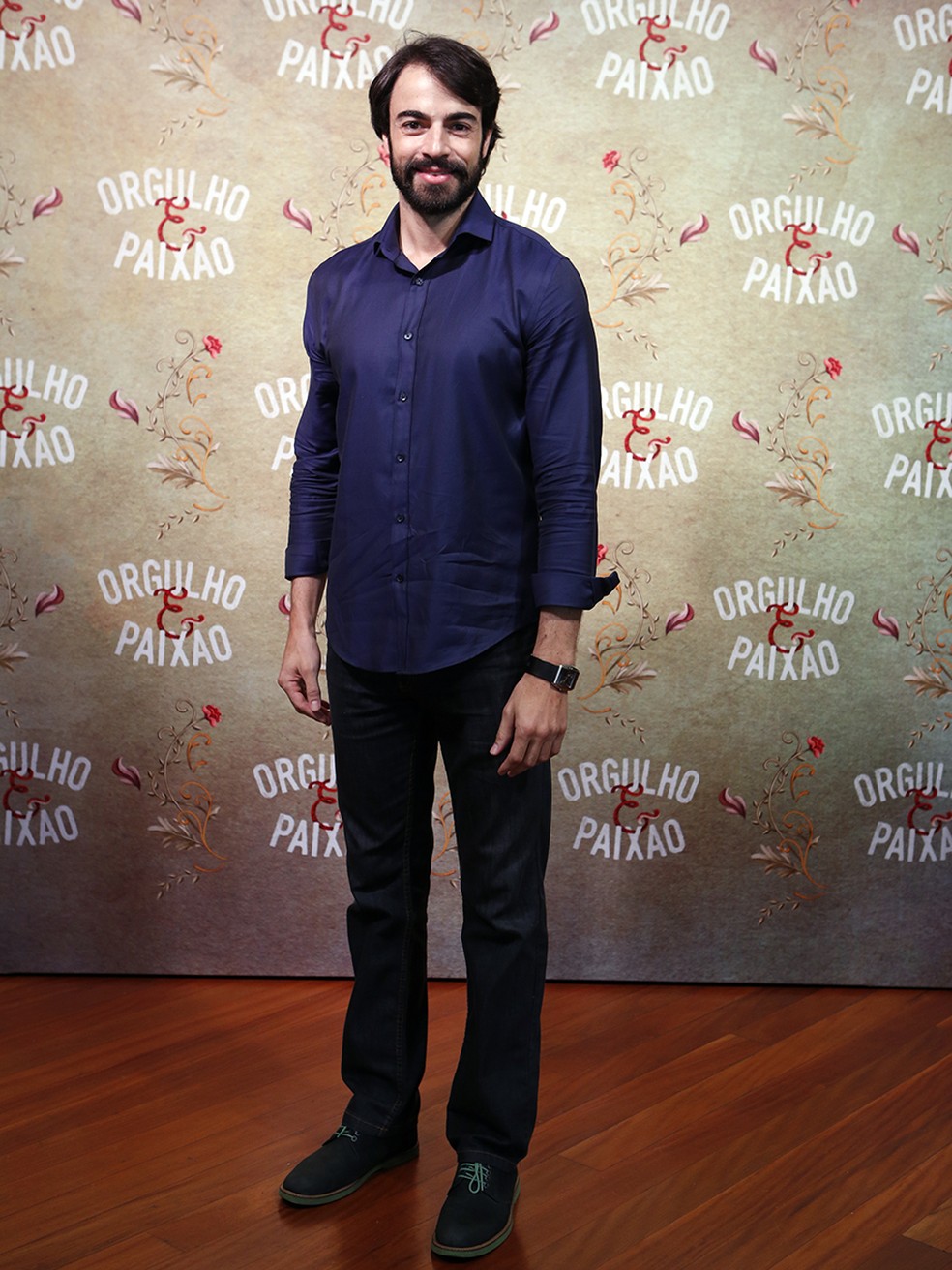 Discreto, Giordano Becheleni vai de camisa e calça escuras (Foto: Fábio Rocha/Gshow)