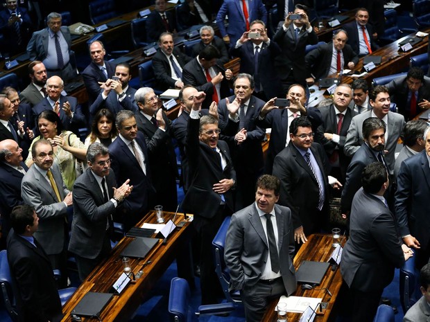 Senadores a favor do impeachment aplaudem após a votação que decidiu pela admissibilidade no Senado Federal, em Brasília (Foto: Marcelo Camargo/Agência Brasil)