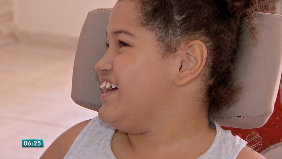 Anny Gabriely, de 9 anos, precisa de uma cadeira para banho (Foto: TVCA/ Reprodução)
