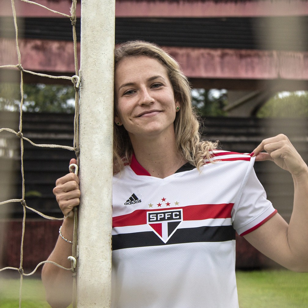 A influenciadora Alê Xavier com a nova camisa do São Paulo — Foto: Thiago Mancini