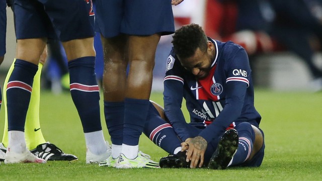 Neymar sente dores após uma entrada dura de um dos jogadores do Reims