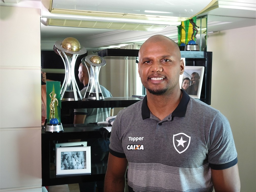 Jefferson, seus trofÃ©us e faixas conquistadas pelo Botafogo â€” Foto: Fred Gomes/GloboEsporte.com