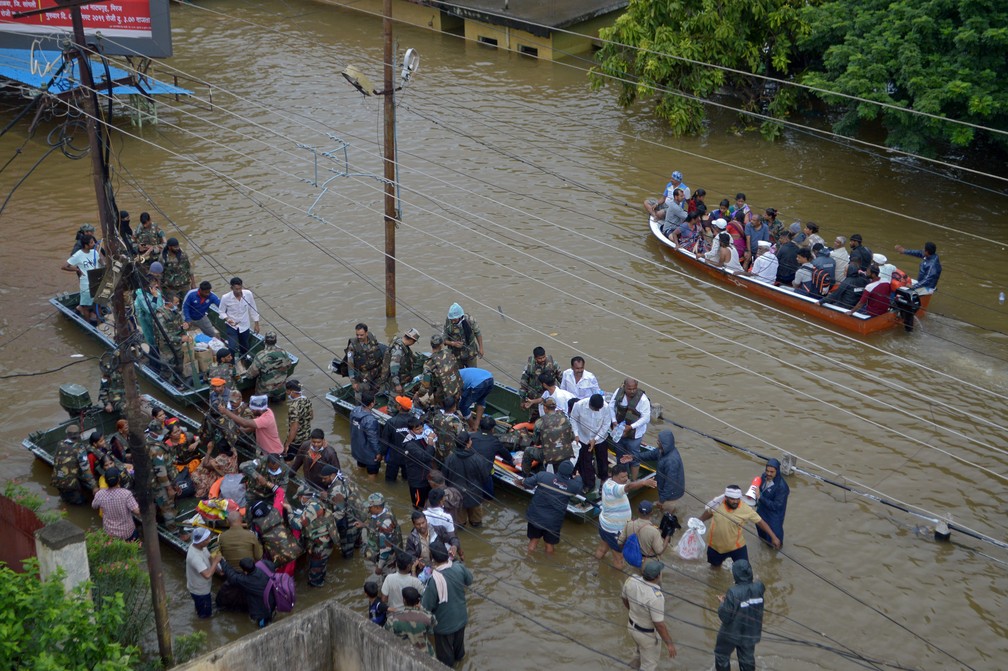Em Maharashtra, exército ajudou no resgate da população — Foto: Reuters