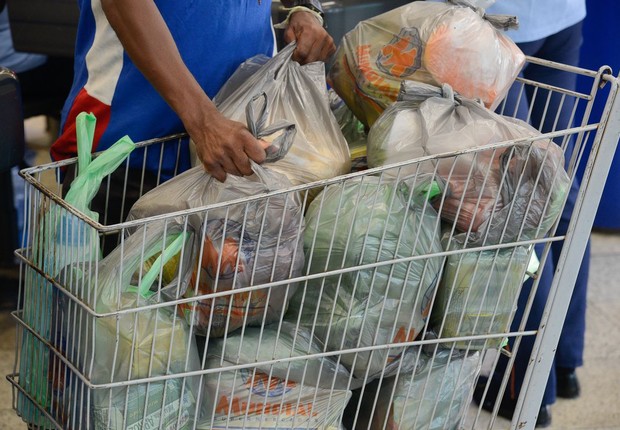 Plástico, sacola plástica, carrinho de supermercado (Foto: Fernando Frazão/Agência Brasil)