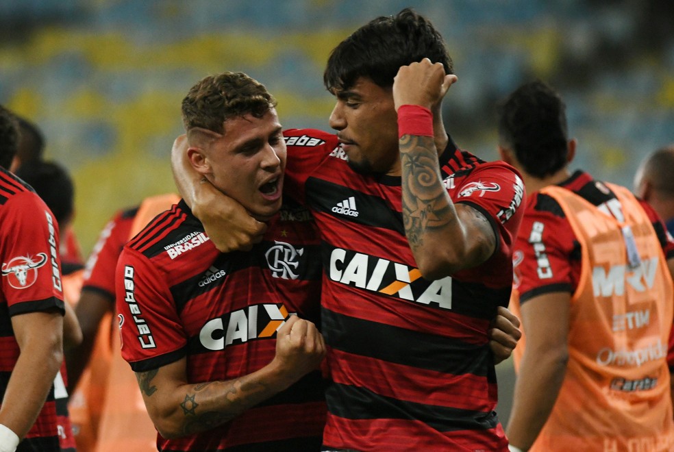 Matheus S&aacute;vio e Lucas Paquet&aacute; comemoram juntos  (Foto: Alexandre Dur&atilde;o/GloboEsporte.com)