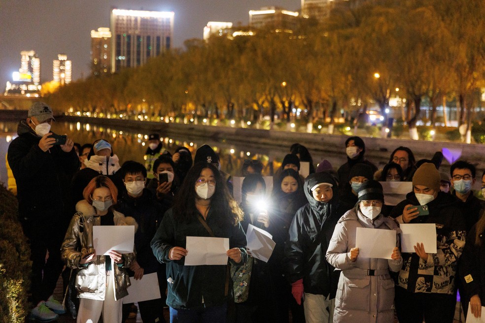 Manifestações se intensificaram neste fim de semana após incêndio que matou 10 pessoas em bloco de apartamentos no oeste da China — Foto: REUTERS/Thomas Peter