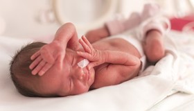 Quando um bebê prematuro pode ter alta do hospital?