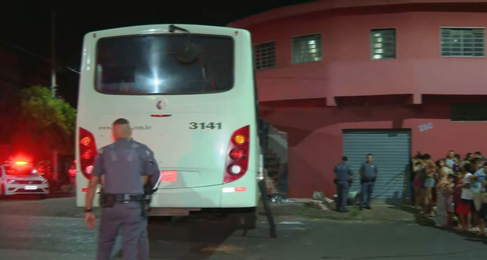 Ônibus desgovernado colide contra comércio, mata jovem em São Carlos e deixa pessoa ferida