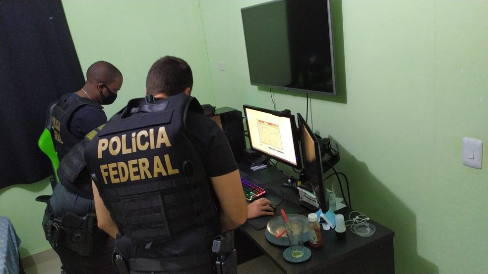 PF cumpre mandado de busca e apreensão em operação contra fraudes no Auxílio Emergencial, na Bahia — Foto: Divulgação/PF