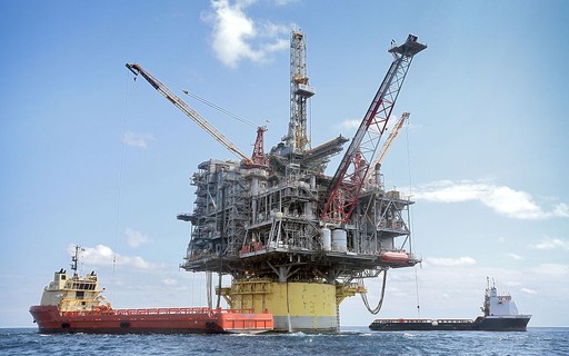 Las petroleras se apresuran a completar retiradas en el Golfo de México ante una tormenta – Época Negócios