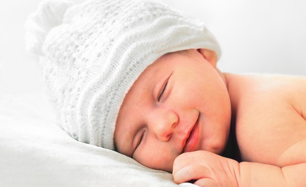 Bebê sorrindo enquanto dorme (Foto: Shutterstock)