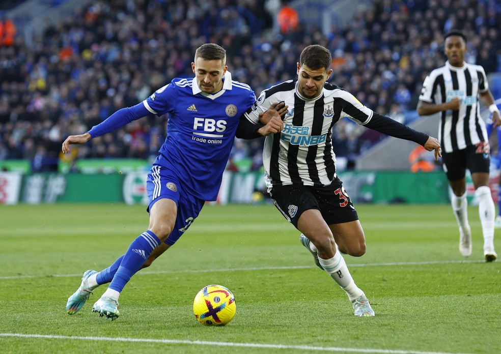 Bruno Guimarães disputa jogada com Timothy Castagne durante Leicester e Newcastle — Foto: REUTERS
