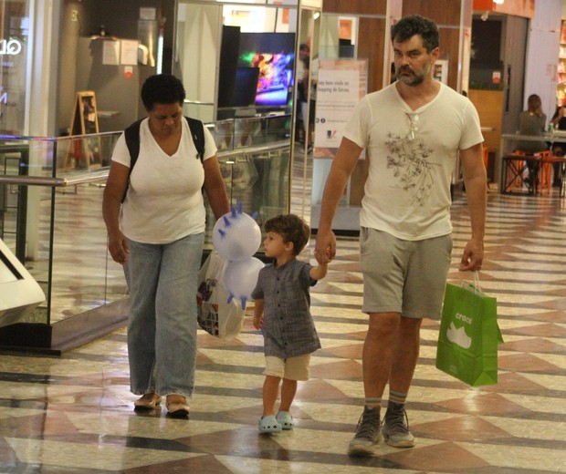 Carmo Della Vecchia passeia com filho e babá em shopping (Foto: Adão/AgNews)