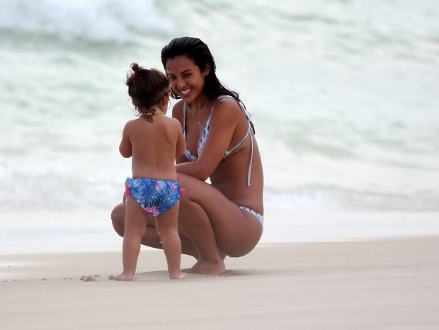 Yanna Lavigne curtindo Praia da Barra da Tijuca com Madalena (Foto: Dilson Silva/Agnews) Yanna Lavigne curtindo Praia da Barra da Tijuca com Madalena (Foto: Dilson Silva/Agnews)