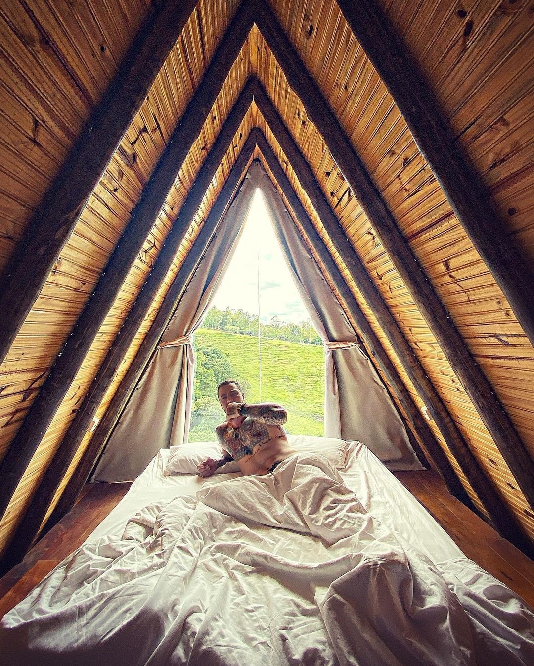 Felipe Titto se hospeda em cabana home no interior de SP (Foto: Reprodução/Instagram)