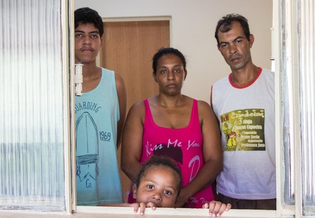 Desempregados, Simone e o marido têm dificuldade para arcar com o tratamento dos filhos (Foto: TAINARA TORRES/BBC BRASIL)