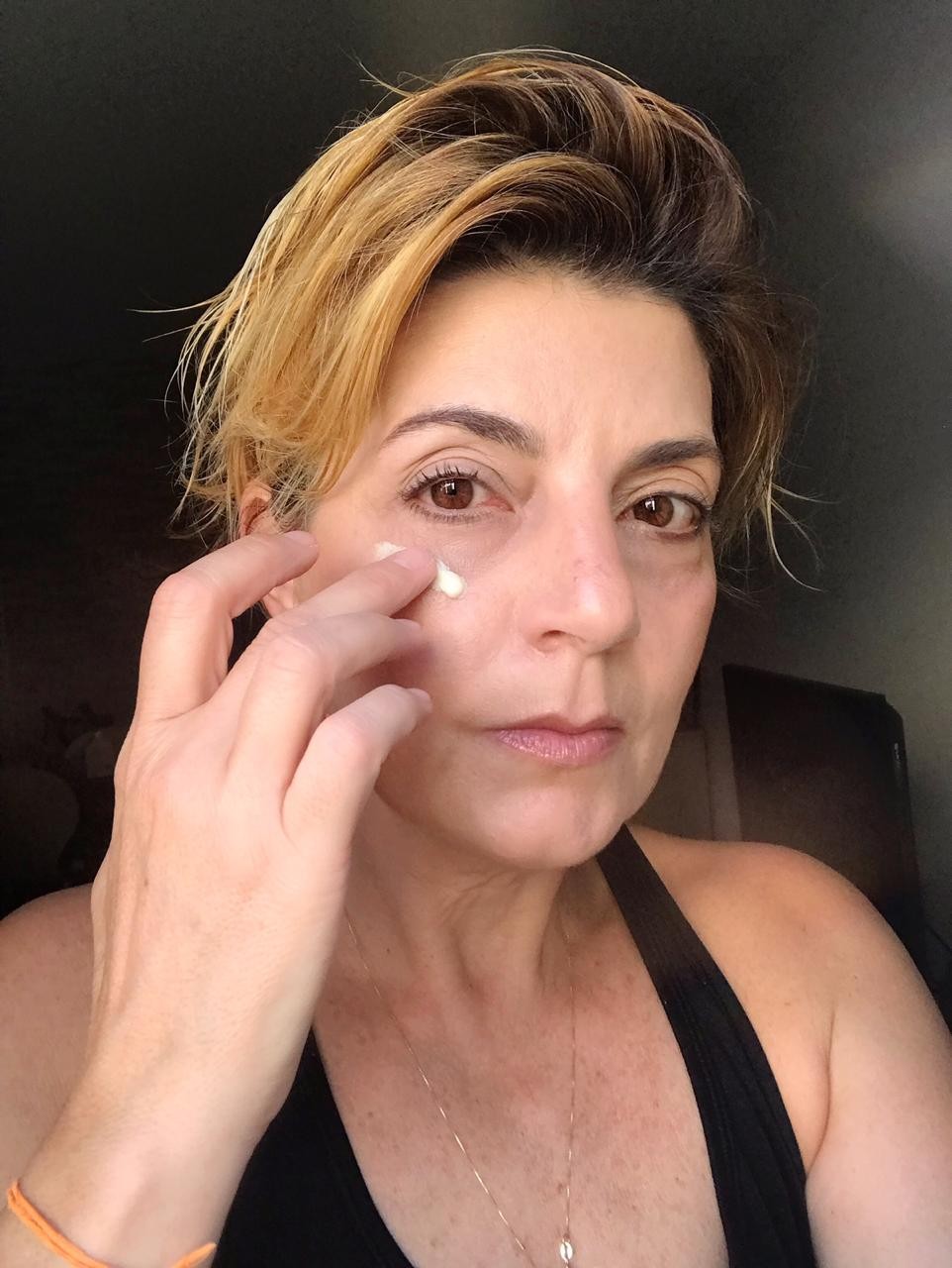 Yara Achoa usando o Hidratante Facial Diurno Anti-Aging Restore FPS 15, Nutrimetics (Foto: Acervo Pessoal)