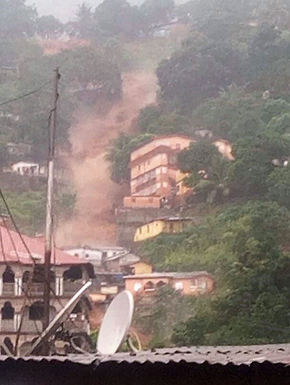 Foto mostra água descendo um barranco Regent, perto de Freetown, em Serra Leoa, nesta segunda-feira (14) (Foto: Society 4 climate change communication Sierra Leone / AFP)