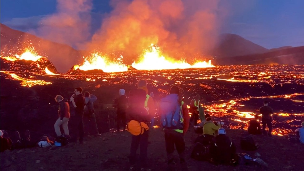 Pessoas assistem à erupção vulcânica do Fagradalsfjall, na Islândia — Foto: Instagram/@alberttourguideiceland via Reuters