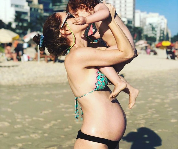 Laila Zaid com o filho nos braços (Foto: Reprodução Instagram)