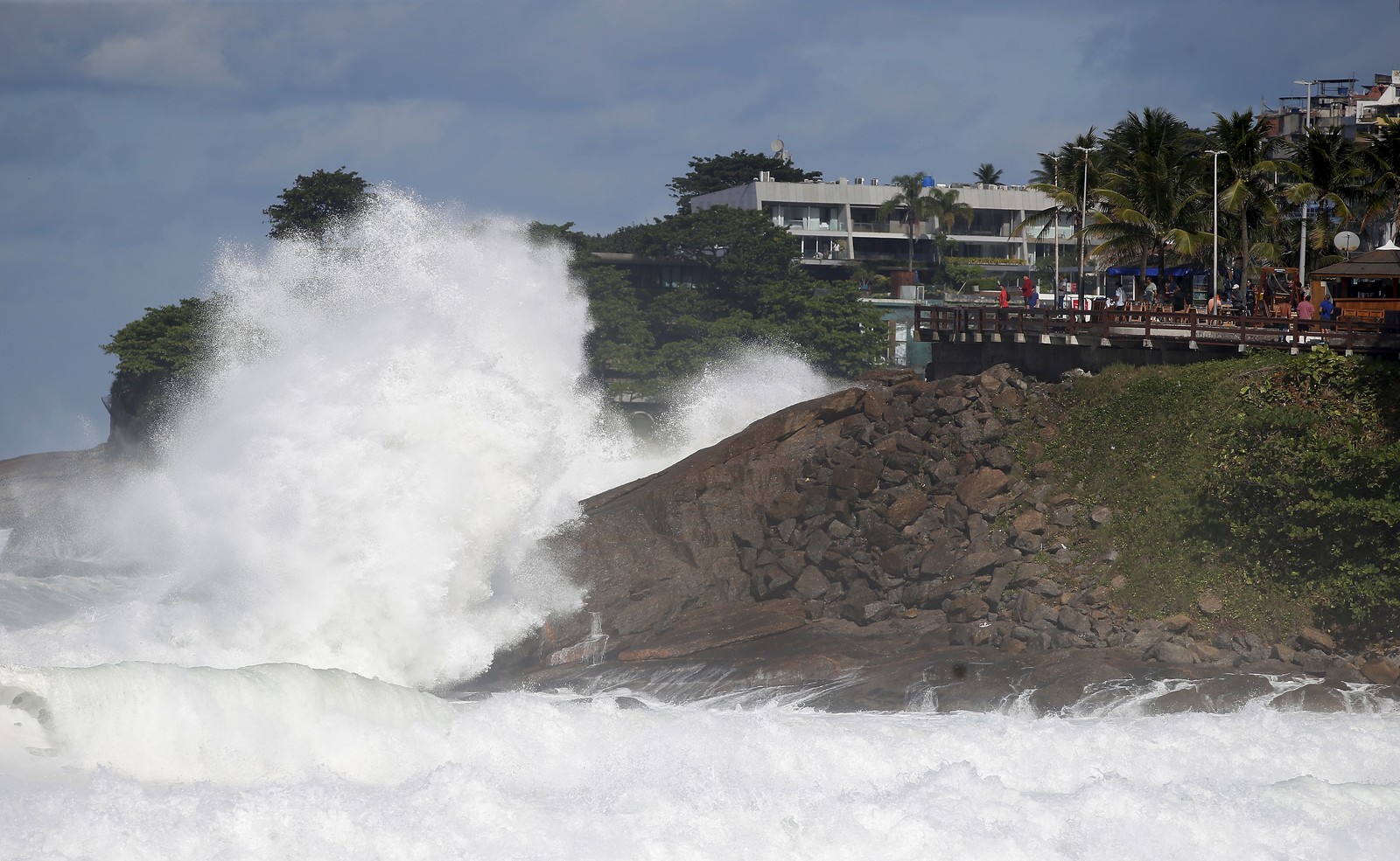 Passagem do ciclone Yakecan provoca ressaca nas praias do Rio — Foto: Fabiano Rocha / Agência O Globo