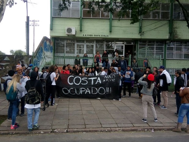 Escola Costa e Silva, uma das ocupadas em Porto Alegre (Foto: Renato Soder/RBS TV)