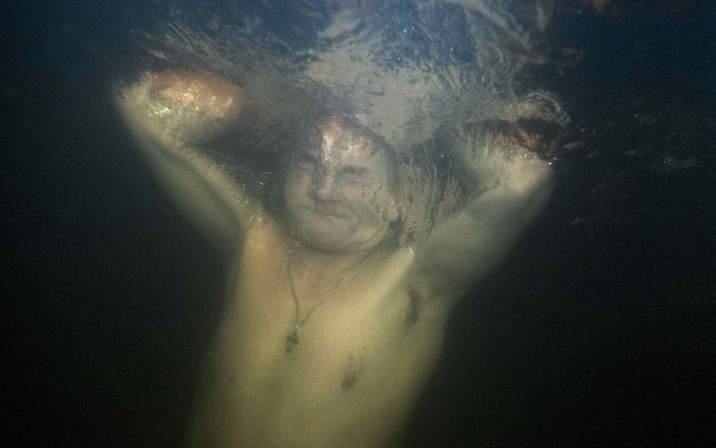 Homem mergulha nas Ã¡guas geladas do rio Istra durante celebraÃ§Ãµes da Epifania Ortodoxa na cidade de Istra, prÃ³xima a Moscou. â Foto: Maxim Shemetov/Reuters