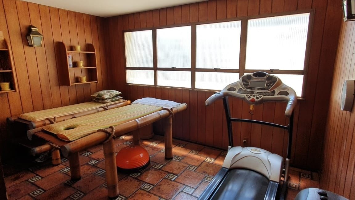 Bem-estar. Duas mesas de massagem e uma esteira compõem a sala de spa — Foto: Reprodução